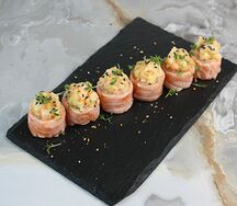Опаленный ролл с лососем и острой креветкой