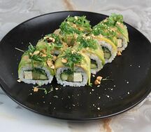 Ролл с авокадо, салатом чука и тофу