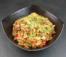 Жареный рис с курицей