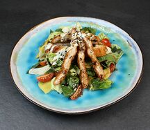 Салат с курицей Кацу и соусом халапеньо