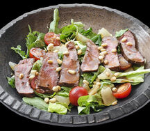 Теплый салат с ростбифом