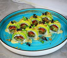 Ролл с авокадо и овощами темпура