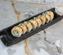 Запеченный ролл Ицумо с острым лососем и крабом