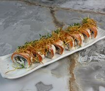 Опаленный ролл с лососем и угрем