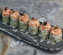 Ролл с острым лососем