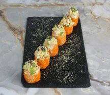 Опаленный ролл с креветкой, авокадо и угрем