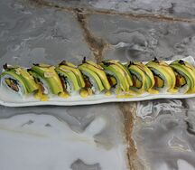 Ролл с опаленным лососем в авокадо