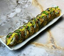 Темпура ролл с лососем, моцареллой и шпинатом