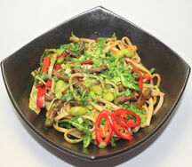 Лапша с говядиной и эдамаме в соусе хойсин