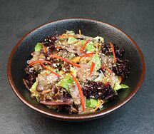 Салат с говядиной и лапшой