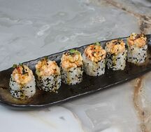 Запеченный ролл с креветкой, лососем и моцареллой
