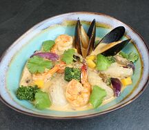 Морепродукты в красном карри