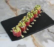 Ролл в тунце с манго и авокадо