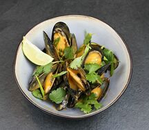 Голубые мидии в соусе том-ям