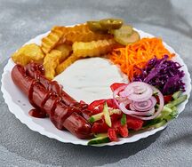 Хот-дог на тарелке Ланч хот-дог