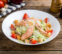 Салат Цезарь с лососем