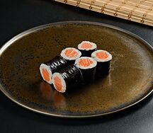 Ролл с лососем