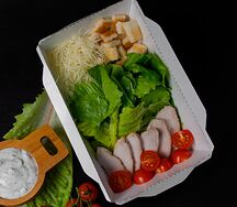 Цезарь с курицей и соусом ранч