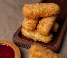 Сырные палочки с вишнёвым соусом