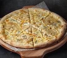 Пицца с грушей и горгонзолой