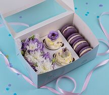 Набор капкейков с макаронс и эустомой