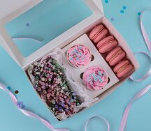 Набор капкейков с макаронс и гипсофилой