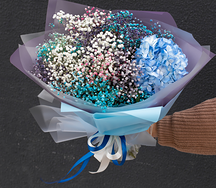 Букет цветов из гортензии и гипсофил Бирюза