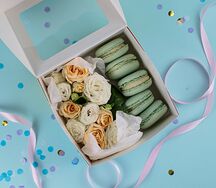 Набор макаронс с кустовыми розами