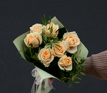 Букет из персиковых роз 7 шт