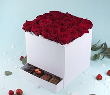 Шкатулка с Красными розами 25 шт и десертом