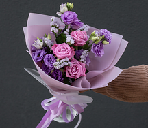 Букет цветов Лавандовый раф из пышных роз и эустомы