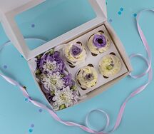 Набор капкейков с эустомой и хризантемой