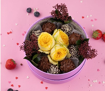 Клубника в шоколаде с цветами в подарочной упаковке