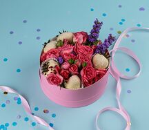 Набор роз в коробке Мамуле с клубникой