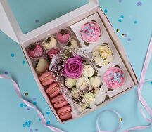 Бокс Аваланж с клубникой и макаронс