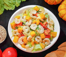 Салат с креветками, киноа и сладкой тыквой