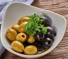 Маслины и оливки