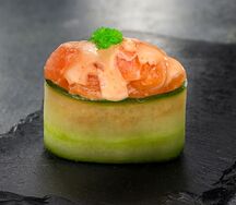 Гункан с лососем