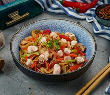 С курицей, овощами и соусом