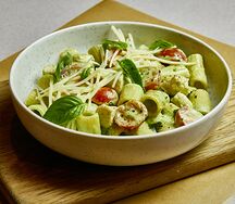 Паста ригатони с курицей, песто и томатами