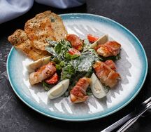 Салат с куриной грудкой и беконом