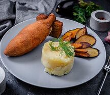 Котлета по-киевски с гарниром