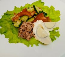 Салат с тунцом и овощами
