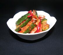 Салат с огурцами кимчи