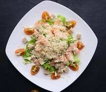 Салат Цезарь с креветками