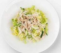 Салат с курицей и кунжутным соусом