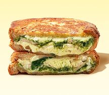 Гриль чиз с цыпленком, моцареллой и песто