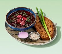 Борщ с говядиной, смальцем, зеленым луком и розовой сметаной