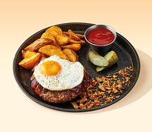 Бифштекс из мраморной говядины с яйцом, картофелем и кетчупом