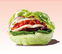Фитнес бургер в листе салата с куриной грудкой, свеклой и йогуртовым соусом